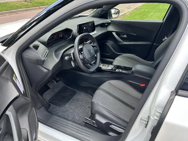 Peugeot 2008 1.2 Turbo 130 PK Allure 2023 Benzine 31