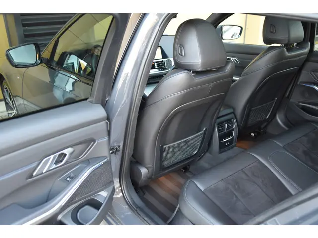 BMW 3 Serie Touring 320i Business Edition 2022 Benzine 14