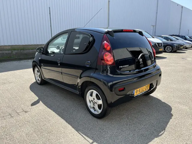 Peugeot 107 1.0 Black & Silver 2013 Benzine 56