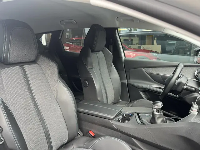 Peugeot 3008 1.2 Turbo 130 PK 2021 Benzine 25