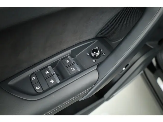 Audi Q5 55 TFSI e S Edition 2021 Hybride Benzine 8