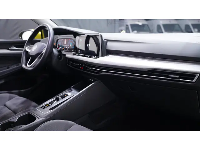 Volkswagen Golf 1.5 eTSI Life Business 2023 Benzine 45