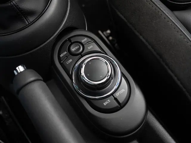 MINI 5-Deurs Cooper Aut. 2022 Benzine 24