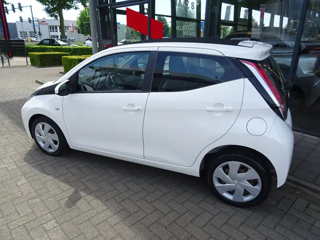 Toyota Aygo 1.0 VVT-i x-wave OPEN DAK 2016 Benzine 5