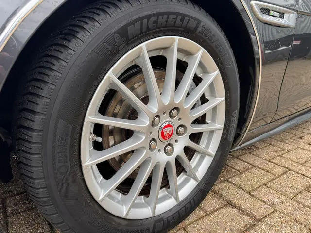 Jaguar XE 2.0 D Portfolio 2016 Diesel 11