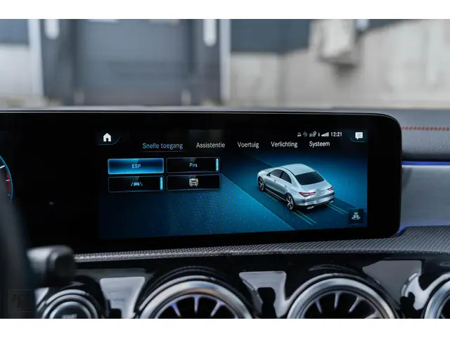 Mercedes-Benz CLA 200 Premium Plus 2020 Benzine 52