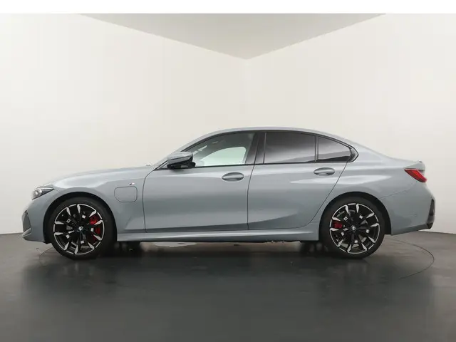 BMW 3 Serie 330e Sedan 2025 Hybride Benzine 12