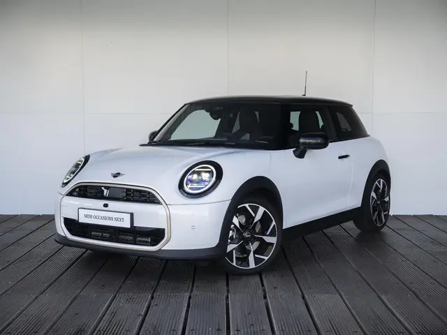 MINI 3-Deurs C 2024 Benzine 42