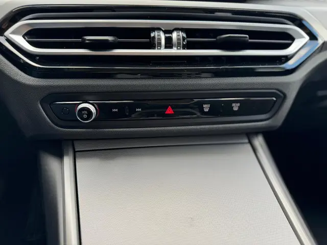 BMW 3 Serie Touring 318i 2023 Benzine 35