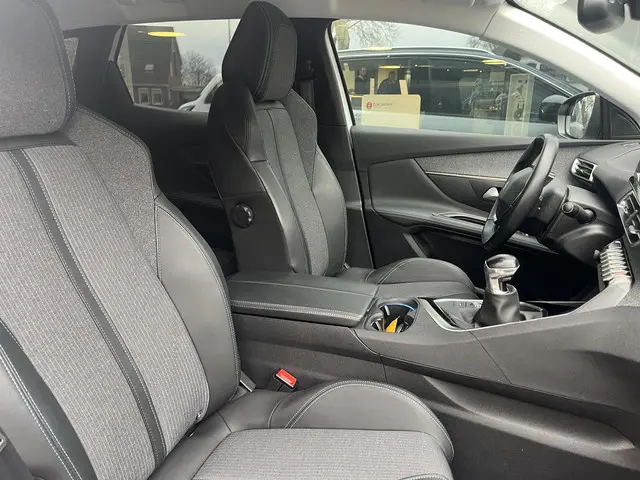 Peugeot 3008 1.2 Turbo 130 PK 2021 Benzine 22