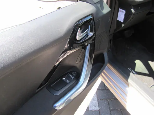 Peugeot 208 1.6 VTi Allure Rosé goud 2013 Benzine 11