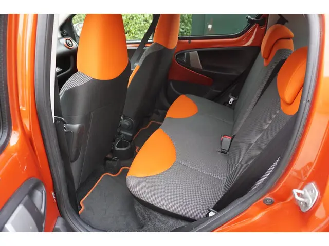 Toyota Aygo 1.0 VVT-i Dynamic Orange LED 2012 Benzine 9