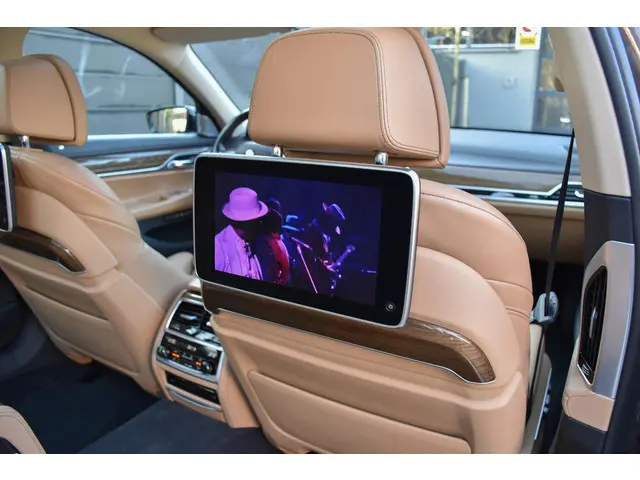 BMW 7 Serie 740Li High Executive 2015 Benzine 36