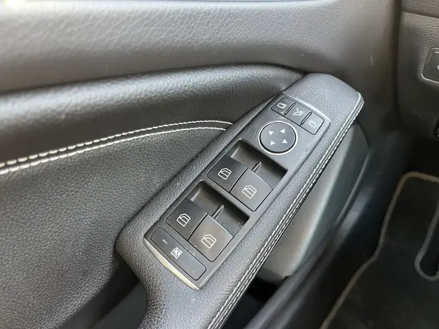 Mercedes-Benz GLA 180 Premium Plus 2017 Benzine 9