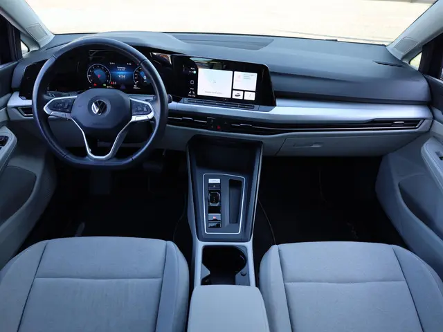 Volkswagen Golf 1.5 eTSI Life 2022 Benzine 8