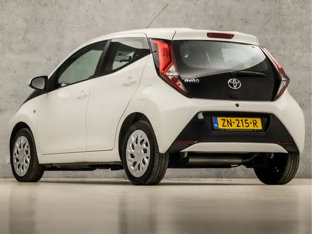 Toyota Aygo 1.0 VVT-i x-play 2019 Benzine 3