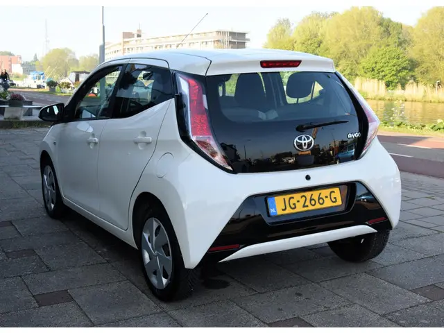 Toyota Aygo 1.0 VVT-i x-play 2016 Benzine 25