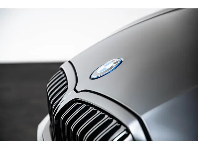 BMW 3 Serie 330e 2024 Hybride Benzine 35