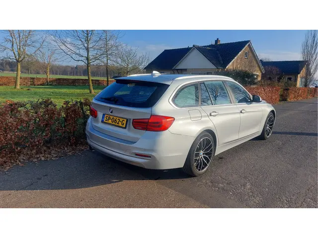 BMW 3 Serie Touring 318i Executive 2018 Benzine 2