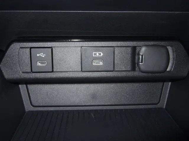 Toyota Prius 2.0 Plug-in Executive 2024 Hybride Benzine 7