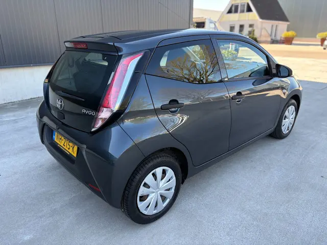 Toyota Aygo 1.0 VVT-I X-NOW 2017 Benzine 6