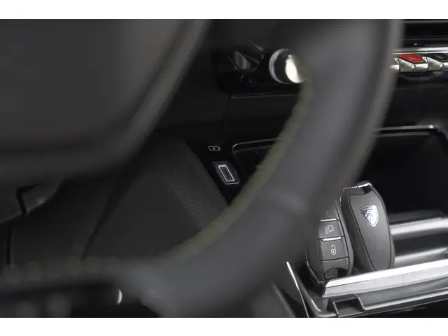 Peugeot 208 Hybrid 136 e-DCS6 GT 2024 Hybride Benzine 47