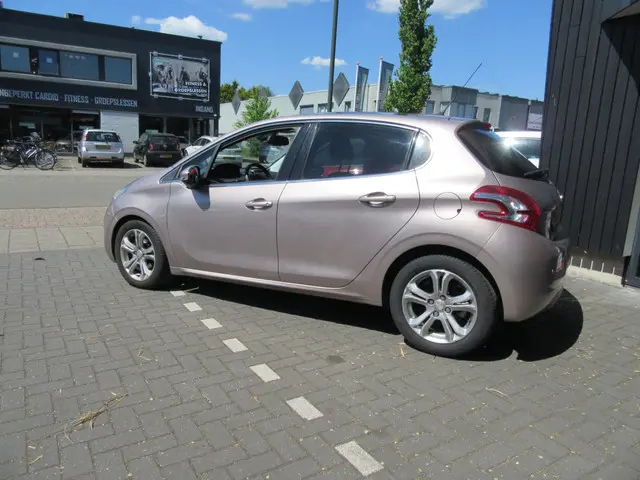 Peugeot 208 1.6 VTi Allure Rosé goud 2013 Benzine 4