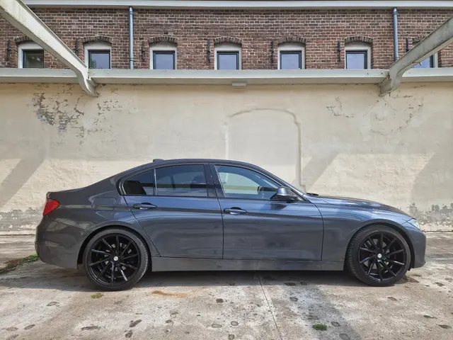 BMW 3 Serie 328i Executive 2012 Benzine 11