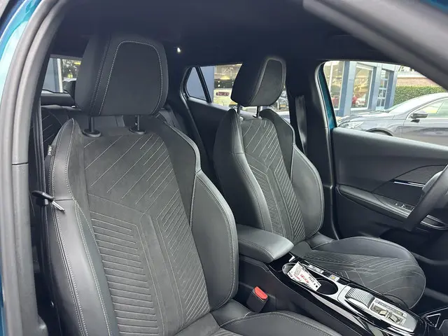 Peugeot 2008 1.2 Hybrid 145 PK GT 2025 Hybride Benzine 43