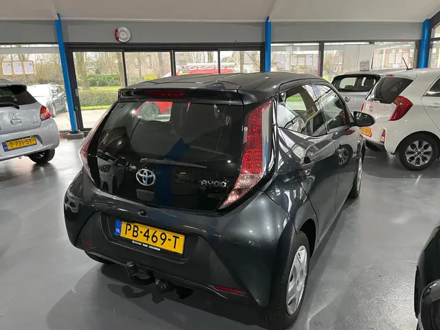 Toyota Aygo 1.0 VVT-i x-fun 2017 Benzine 2