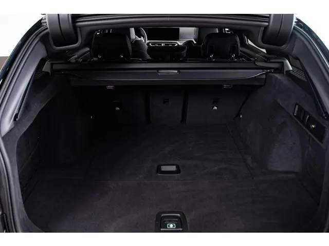 BMW 3 Serie Touring 330i 2023 Benzine 40