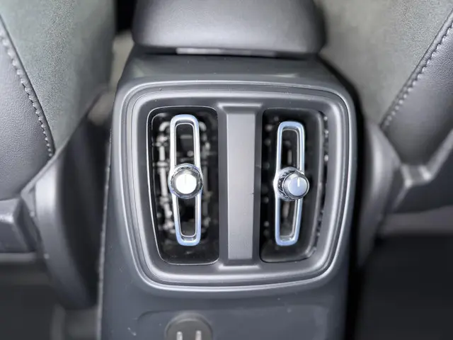 Volvo XC40 1.5 T4 Recharge R-Design 2022 Hybride Benzine 32