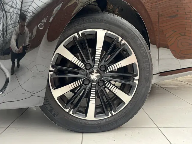 Peugeot 208 PureTech 110 Allure Automaat 2018 Benzine 4