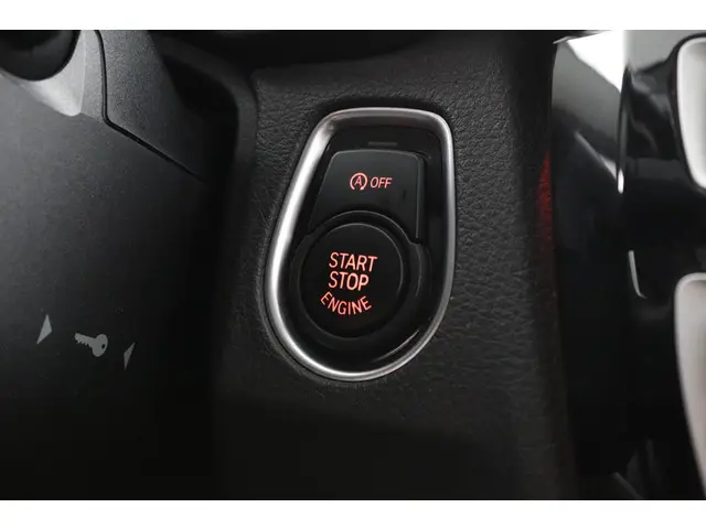 BMW 3 Serie Touring 320i Executive 2018 Benzine 37