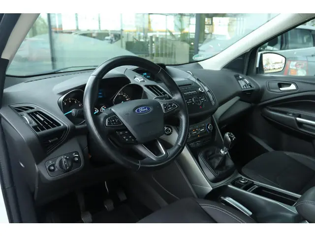 Ford Kuga 1.5 TITANIUM 2018 Benzine 3