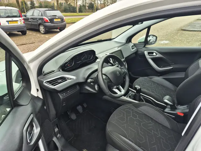 Peugeot 2008 1.2 PureTech Blue Lion 2018 Benzine 9