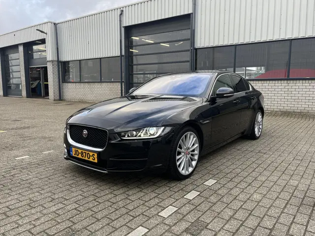 Jaguar XE 2.0 Portfolio 2015 Benzine 69