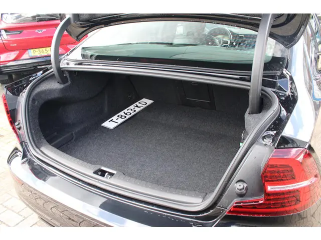 Volvo S60 2.0 B3 R-Design 2021 Benzine 44