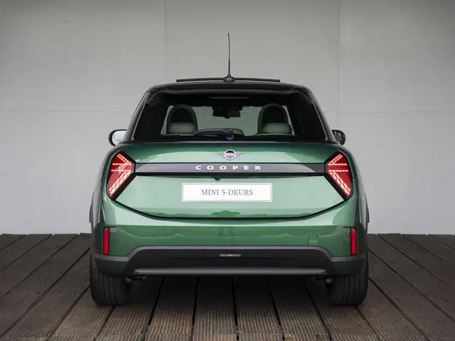 MINI 5-Deurs Cooper C 2025 Benzine 5