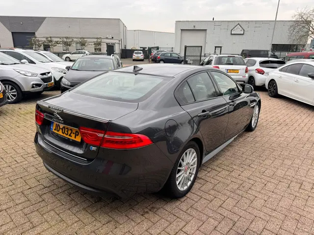 Jaguar XE 2.0 D Portfolio 2016 Diesel 9