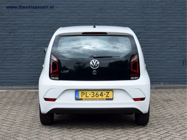 Volkswagen up! 1.0 BMT move up! 2017 Benzine 12