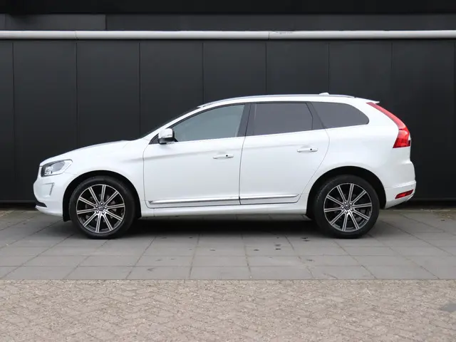 Volvo XC60 2.0 T5 R-Design 2017 Benzine 2