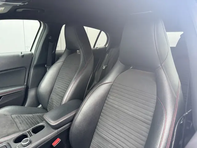 Mercedes-Benz GLA 200 Prestige AMG 2015 Benzine 12