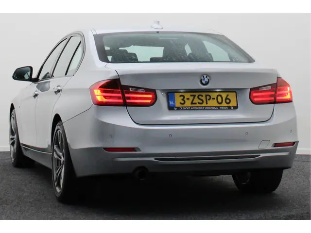 BMW 3 Serie 320i High Executive 2015 Benzine 18