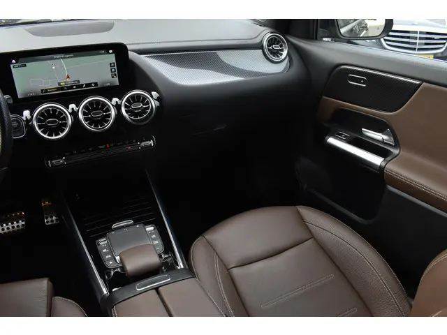 Mercedes-Benz GLA 250 e AMG Line 2022 Hybride Benzine 12