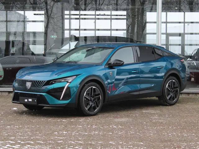 Peugeot 408 HYBRID 145 e-DCS6 GT 2026 Hybride Benzine 4