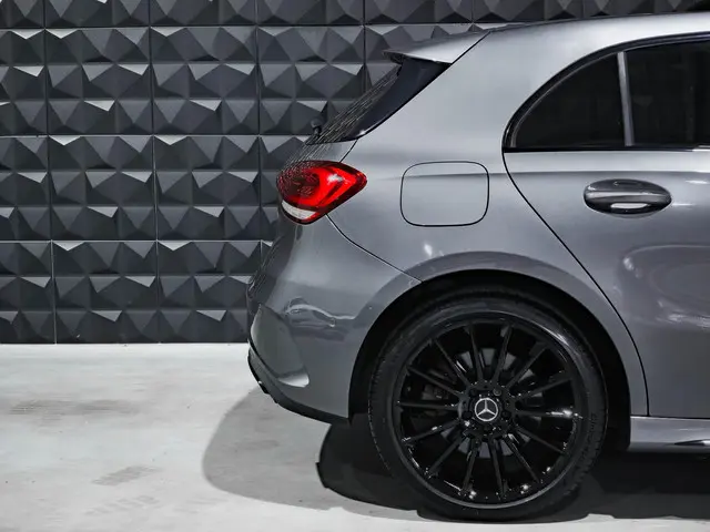 Mercedes-Benz A-Klasse 250e AMG 2020 Hybride Benzine 24