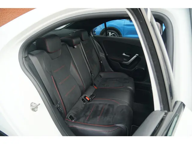 Mercedes-Benz A-Klasse 180 AMG Line 2020 Benzine 35
