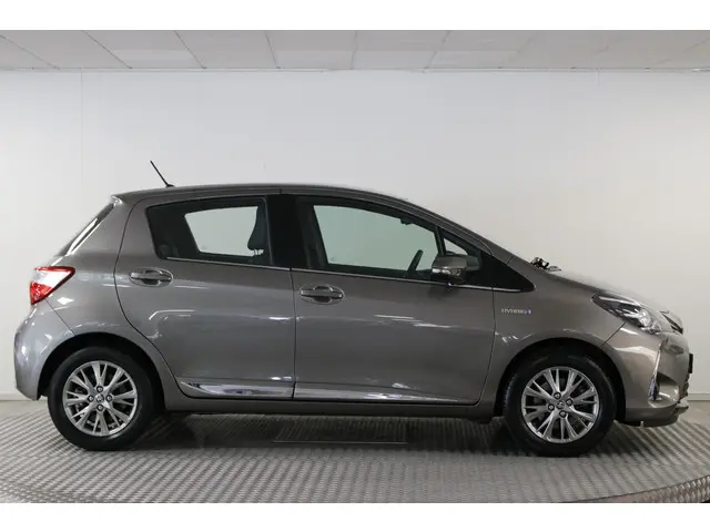Toyota Yaris 1.5 Hybrid Executive 2017 Hybride Benzine 6