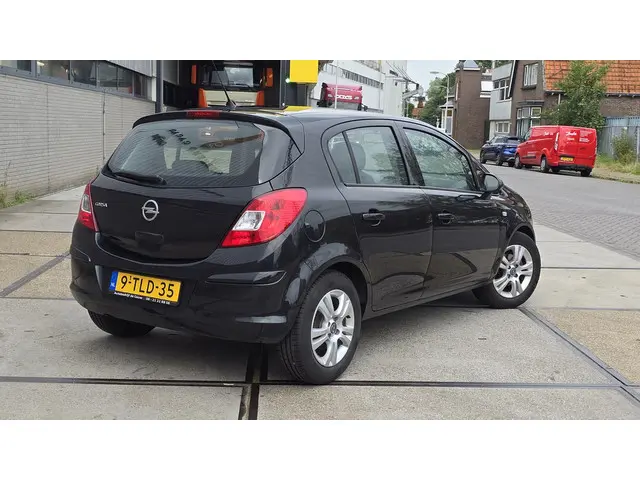 Opel Corsa 1.2-16V Berlin 2014 Benzine 6